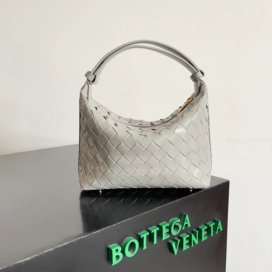 Batch 1360 It is predicted that BV Bottega’s lunch bag will be popular again this year. The entire bag is made of top nappa lambskin, which is very soft and lightweight. It also uses the intrecciato weaving process that the two founders spent several months developing from the beginning of the brand. It is completely hand-woven by Italian craftsmen. It perfectly reflects the craftsmanship of Bottega. The entire bag shape is also a very practical and popular lunch box bag type. The slightly curved arc of the bag mouth can also better fit our wrists. Style number: 754443 Size: 22*13*9